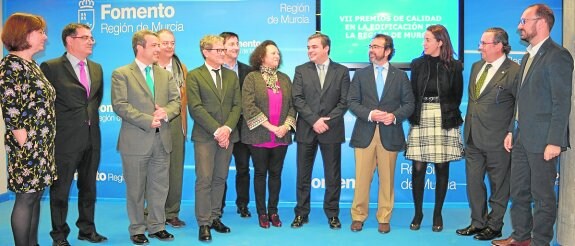 El consejero de Fomento, junto a los miembros del jurado de los premios.