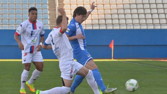 Chumbi, ante un jugador del Extremadura. 