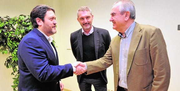 Miguel Sánchez y Rafael González Tovar se saludan ayer en presencia de Óscar Urralburu. 