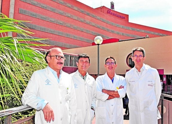 Guillermo Gómez (jefe de servicio de Urología), Antonio Prieto, Mariano Rigabert y Pedro López Cubillana, ayer, en el Hospital Virgen de la Arrixaca.