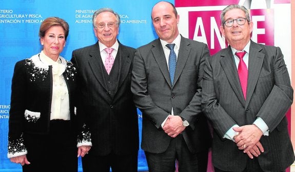 Los hermanos Fuertes, junto al presidente de Anice (2d). 