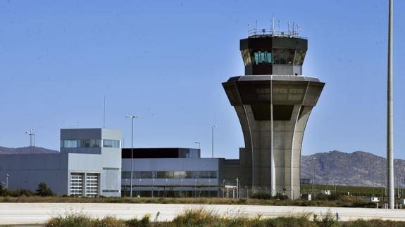 La torre de control del aeropuerto Internacional de Corvera.
