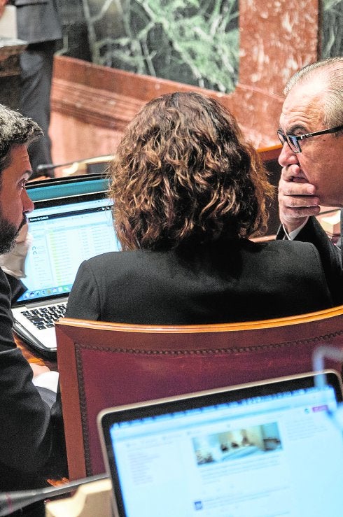 Los socialistas Joaquín López y Tovar hablan en la Asamblea.