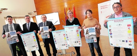 Miembros de las asociación de comerciantes de Zarandona, junto a Maruja Pelegrín y Camen Piñero.