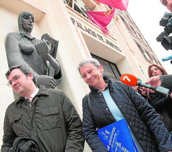 La exalcaldesa de Lorquí abandona, ayer, el Palacio de Justicia de Murcia junto a su abogado defensor.
