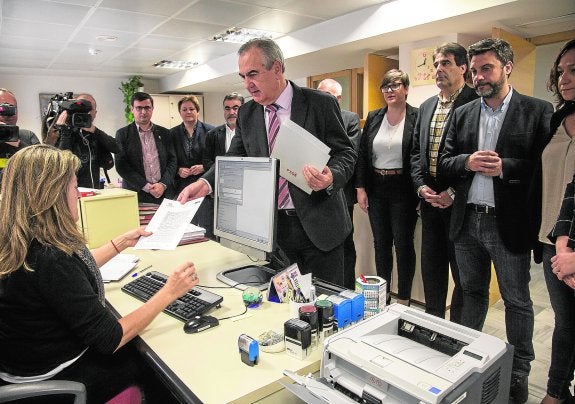 Rafael González Tovar, arropado por los diputados socialistas, presenta la moción de censura en el registro de la Asamblea.