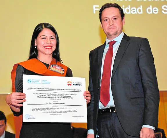 Clara Benítez recibe el premio de la Cátedra. 