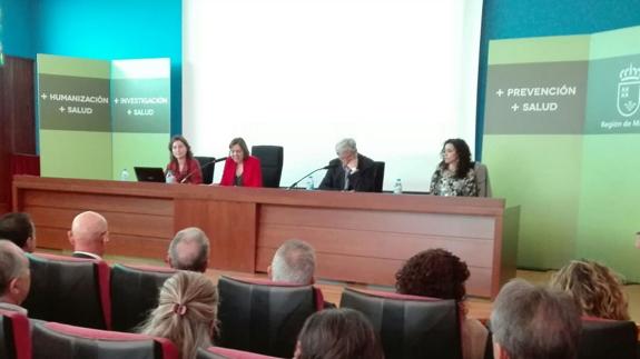 La consejera de Sanidad ha presidido este lunes un encuentro para abordar el envejecimiento saludable. 