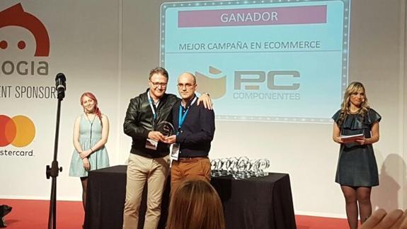 Entrega del galardón por la Mejor Campaña de eCommerce a PcComponentes. 