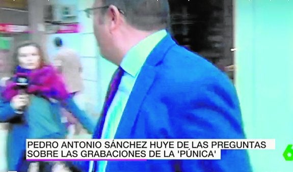 La periodista logra zafarse y sigue interrogando a Sánchez.