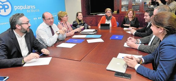 Reunión del Comité de Dirección del PP, bajo la presidencia de Pedro Antonio Sánchez -segundo por la izquierda-, ayer, en la sede popular.