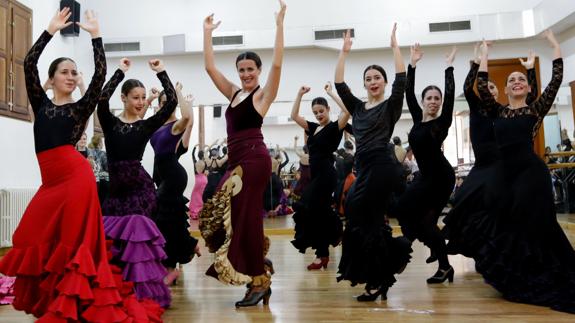 Unas alumnas bailando en el Conservatorio de Danza.