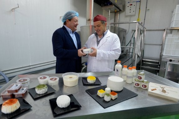 José Padilla y Alfonso José Pérez, en la Quesería Sabores de Tallante.