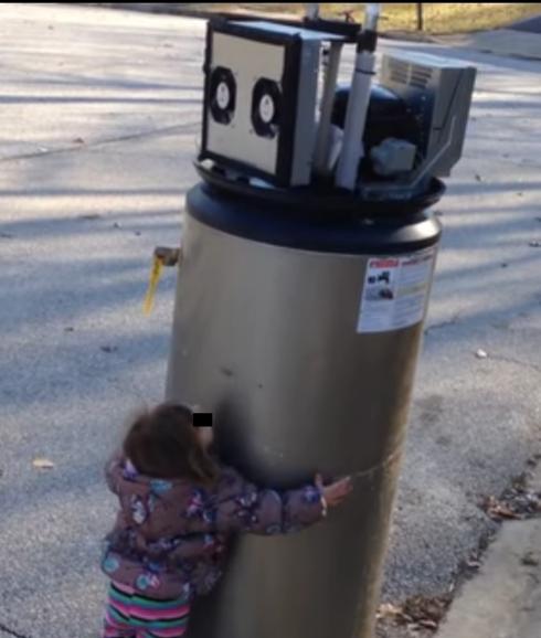 «I love you, robot» le dice la tierna niña mientras le abraza