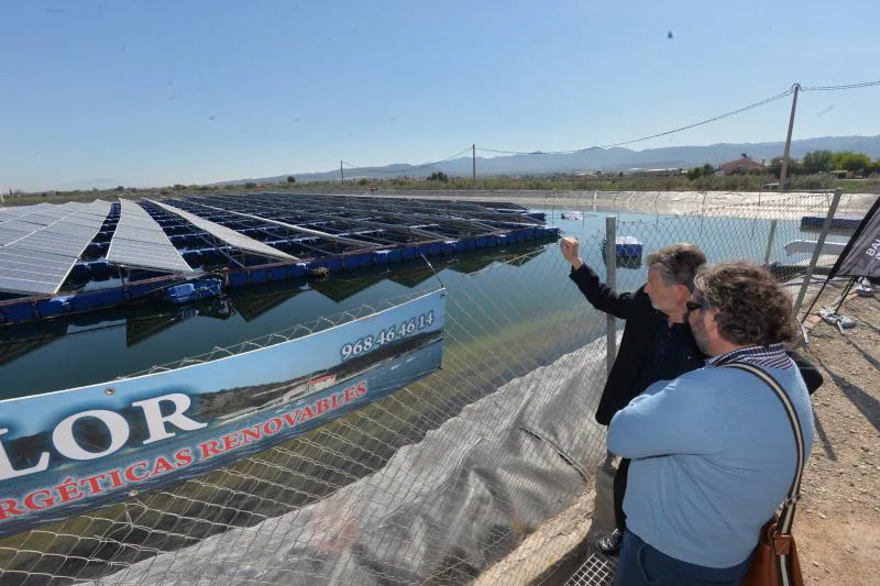 Placas solares sobre una balsa de riego en Lorca. 