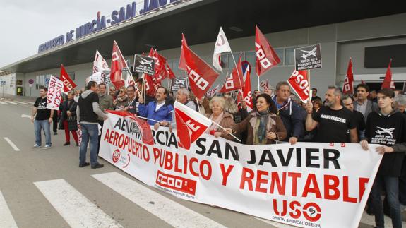 Trabajadores del aeropuerto de San Javier manifestándose por el cierre.