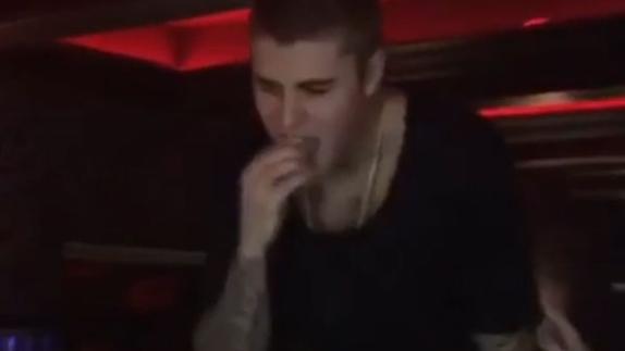 Justin Bieber bebiendo chupitos en una discoteca.