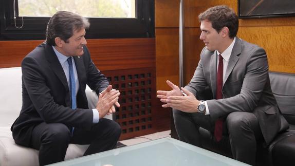 Javier Fernández y Albert Rivera, este viernes, durante la reunión que han mantenido en Oviedo.