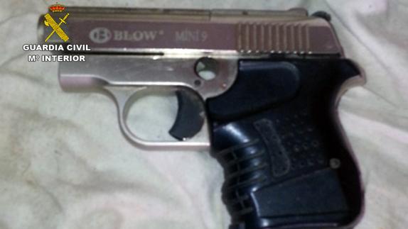 Pistola que utilizó el detenido en el asalto. 