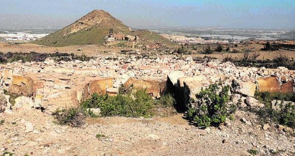 La fachada de la casa del calderas de la mina Montserrat, reducida a escombros.