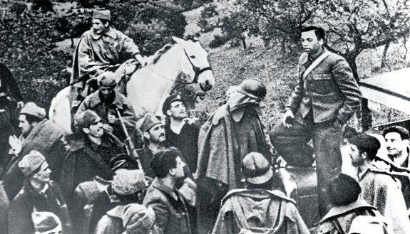 Arengando a las tropas durante la Guerra Civil.