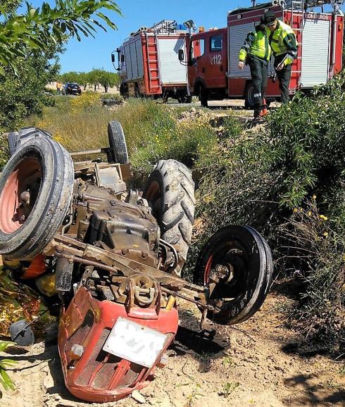 Fallece un hombre que quedó atrapado debajo de un tractor cerca de Fuente Librilla