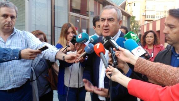 Rafael González Tovar atiende a los medios de comunicación, este lunes, minutos antes del Comité Regional del PSOE.