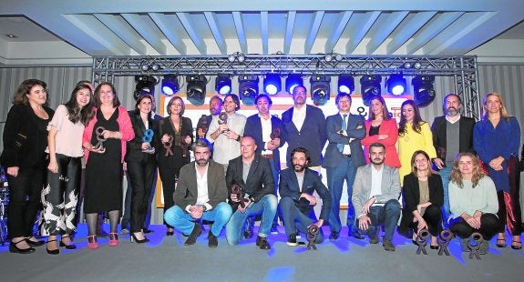 Imagen de familia con los galardonados este año con los Premios Genio de Vocento. 