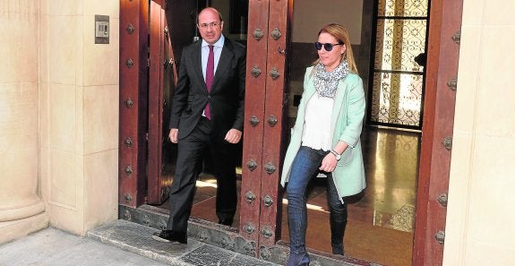 Pedro Antonio Sánchez y su esposa, Nuria Navajas, abandonan San Esteban. 