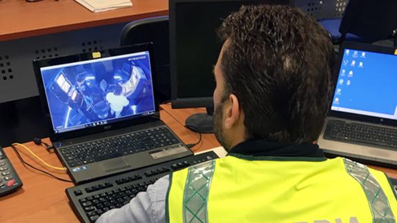 Un agente de la Guardia Civil revisando un video.