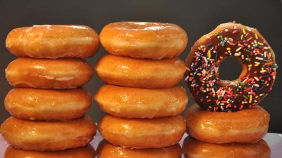 Muere atragantado en un concurso de comer donuts