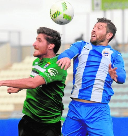 Pepe Rojas, a la derecha, pugna con Germán en el Lorca-Cartagena del pasado 19 de febrero.