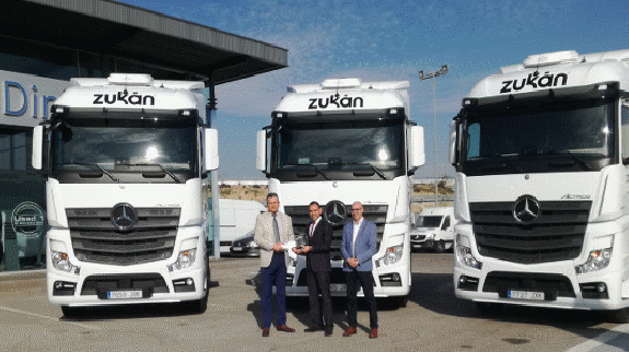Comercial Dimovil entrega a Zukán cuatro camiones Mercedes-Benz