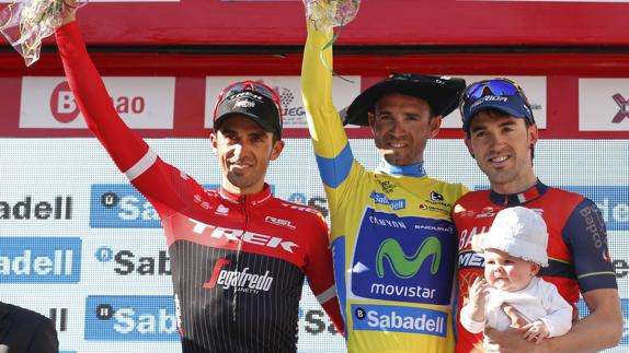 Valverde, junto a Contador y a Izaguirre, en el podio.