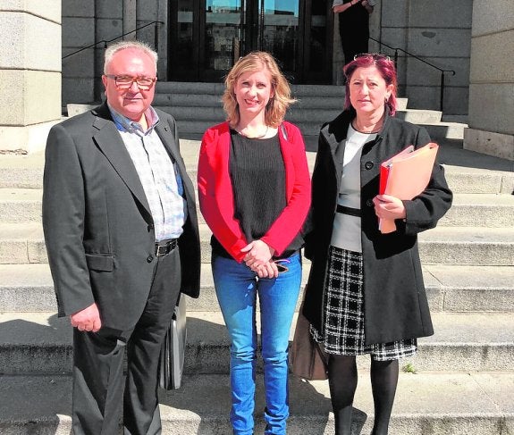 Esther Clavero (c), tras la reunión en el Ministerio.