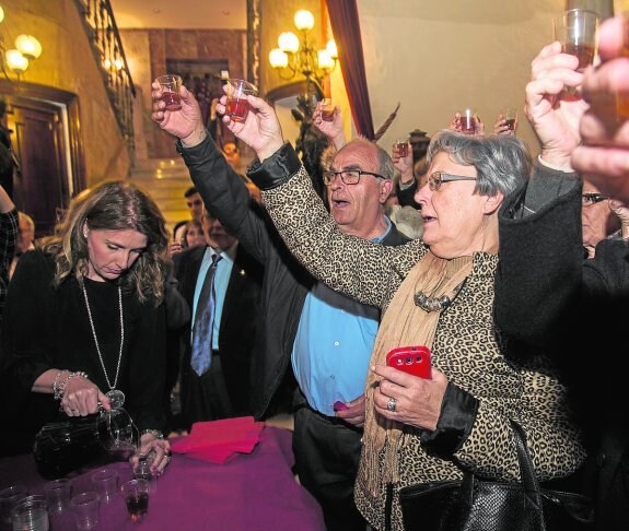 Asistentes al cabildo brindan con vino dulce por las procesiones californias. 