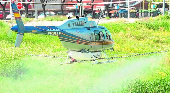 Helicóptero empleado ayer por la empresa Lokímica en el río. 