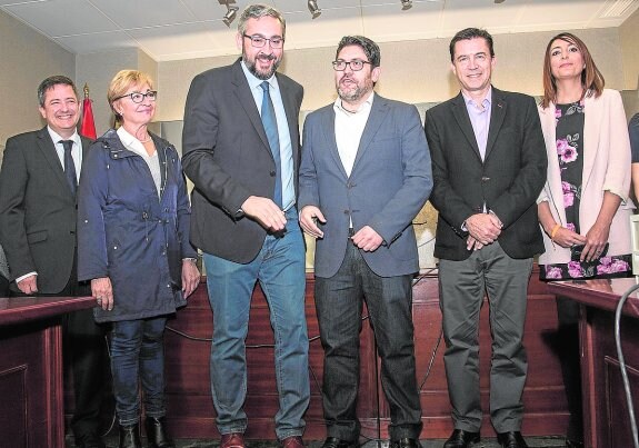 Víctor Martínez y Miguel Sánchez, en el centro, flanqueados por miembros de sus equipos.