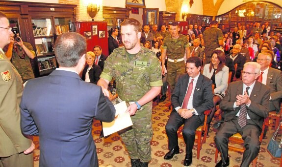 El presidente de la Agrupación de San Juan entrega un diploma a un soldado del Regimiento de Artillería. :: pablo sánchez / agm