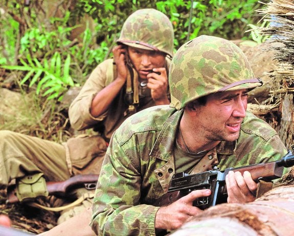 Adam Beach y Nicolas Cage, en una escena de la película 'Windtalkers'.