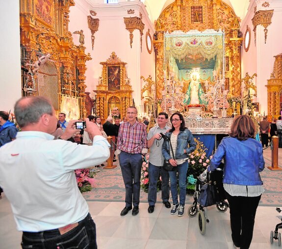 Los visitantes se hicieron fotos ante el trono de la Dolorosa.