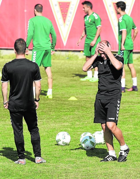 Vicente Mir, con las manos en la cabeza, dirige un entrenamiento en Cobatillas junto a Pedro Quesada, su preparador físico.