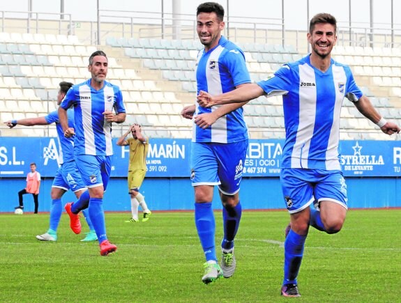 Los jugadores del Lorca celebran el gol de Dani Ojeda, que dio los tres puntos y el liderato al Lorca.