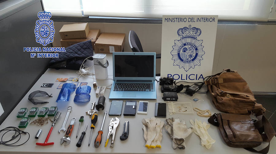 Los objetos decomisados por los agentes