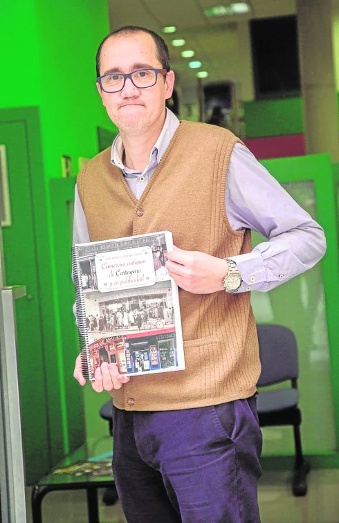 Juan Ignacio Ferrández, con su libro. 