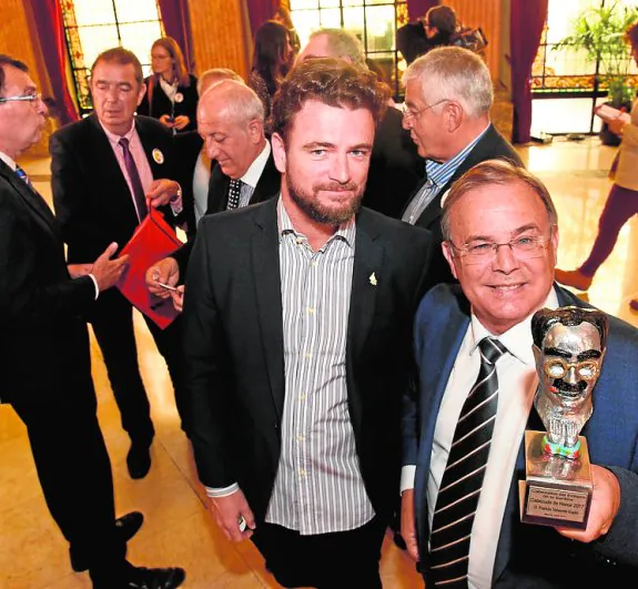 Patricio Valverde, con el premio, una cabeza de Groucho Marx.
