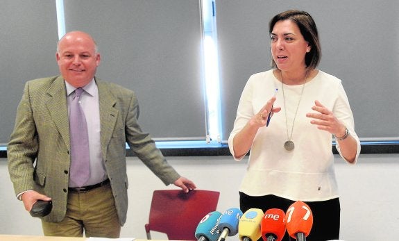 La consejera de Sanidad, Encarna Guillén, ayer con Francisco Agulló, director gerente del SMS. 