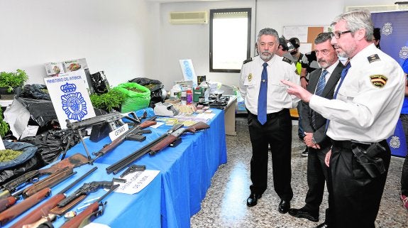 El jefe de la comisaría de Alcantarilla, Alberto Benavente, ayer, explicando al delegado del Gobierno, Antonio Sánchez-Solís, y al jefe Superior, Cirilo Durán, los detalles de la 'Operación Pitón', desarrollada en Puebla de Soto contra el tráfico de marihuana.