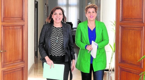 Encarna Guillén y Noelia Arroyo, ayer, en San Esteban. 