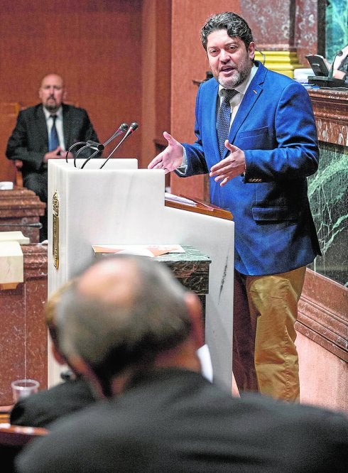 Miguel Sánchez se dirige a Tovar durante su discurso.